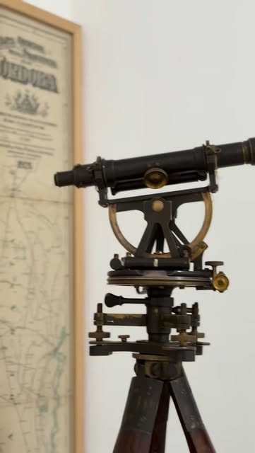 Instrumento de agrimensura y documentación histórica del estudio Sasia